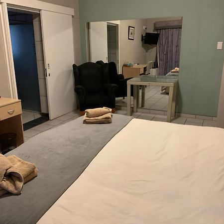 Hotel Pension Casa Africana Виндхук Экстерьер фото