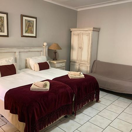 Hotel Pension Casa Africana Виндхук Экстерьер фото