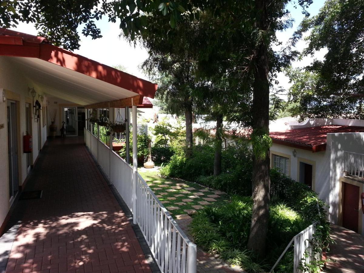 Hotel Pension Casa Africana Виндхук Экстерьер фото