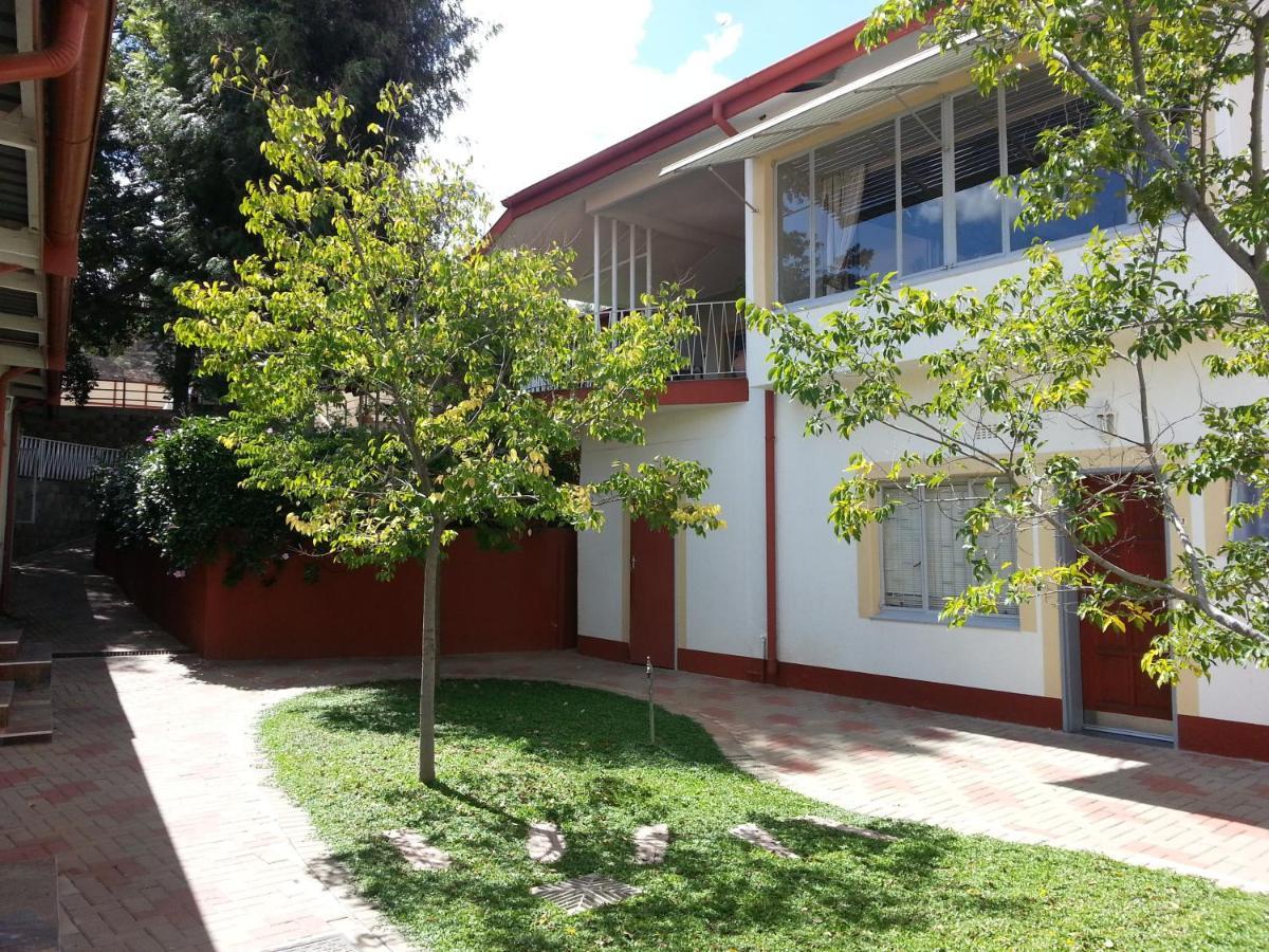 Hotel Pension Casa Africana Виндхук Экстерьер фото