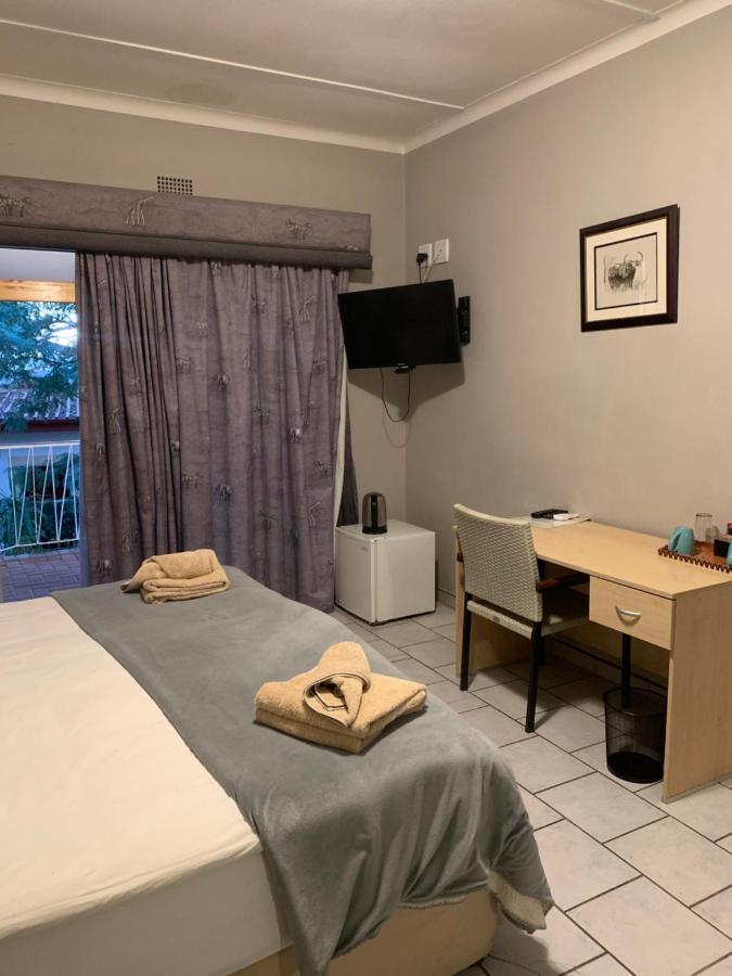 Hotel Pension Casa Africana Виндхук Экстерьер фото