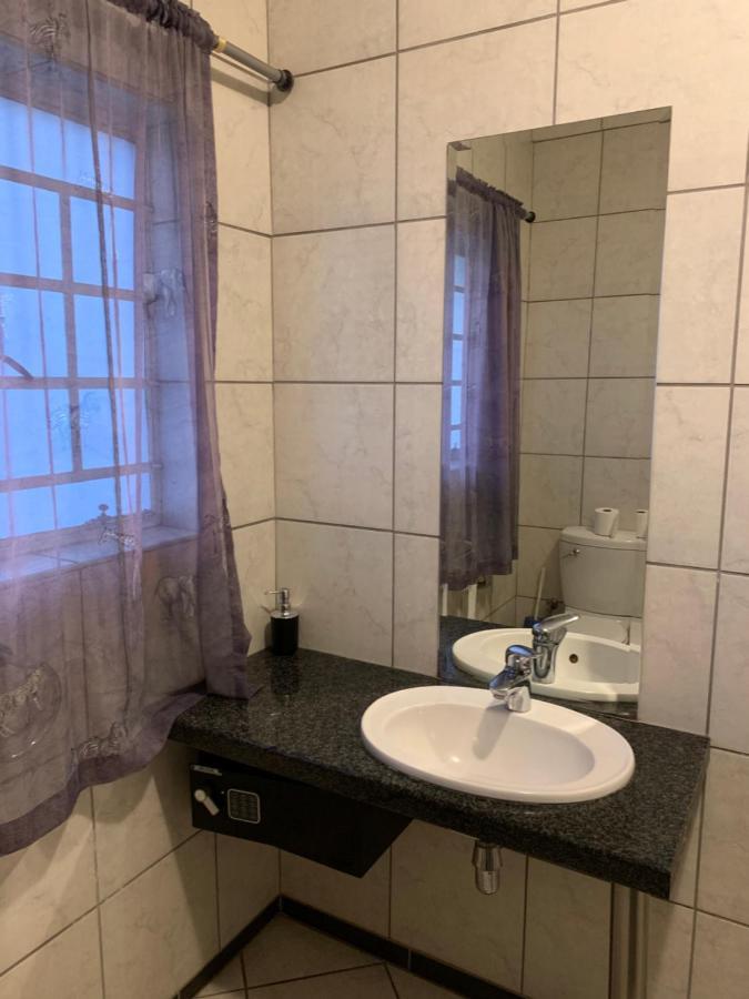 Hotel Pension Casa Africana Виндхук Экстерьер фото