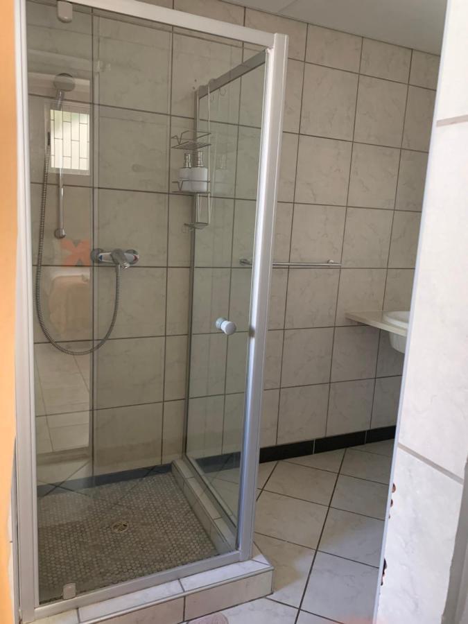 Hotel Pension Casa Africana Виндхук Экстерьер фото
