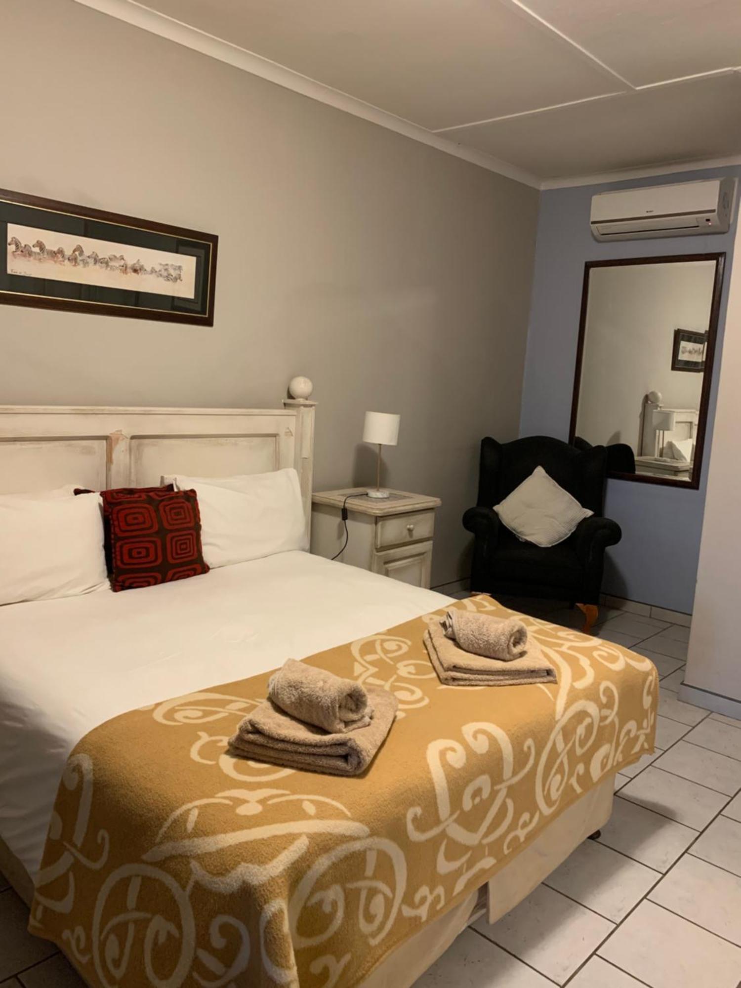 Hotel Pension Casa Africana Виндхук Экстерьер фото