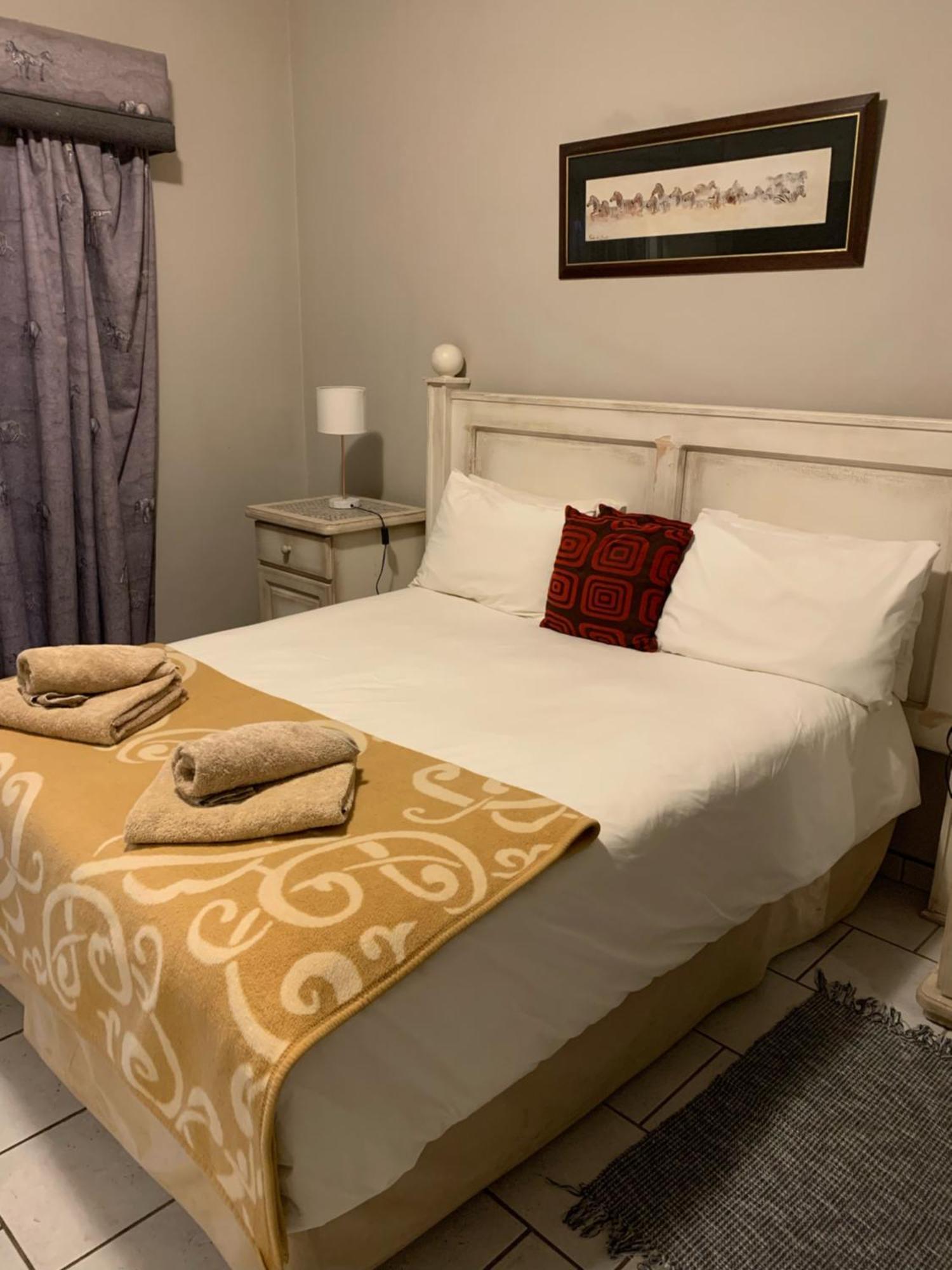 Hotel Pension Casa Africana Виндхук Экстерьер фото