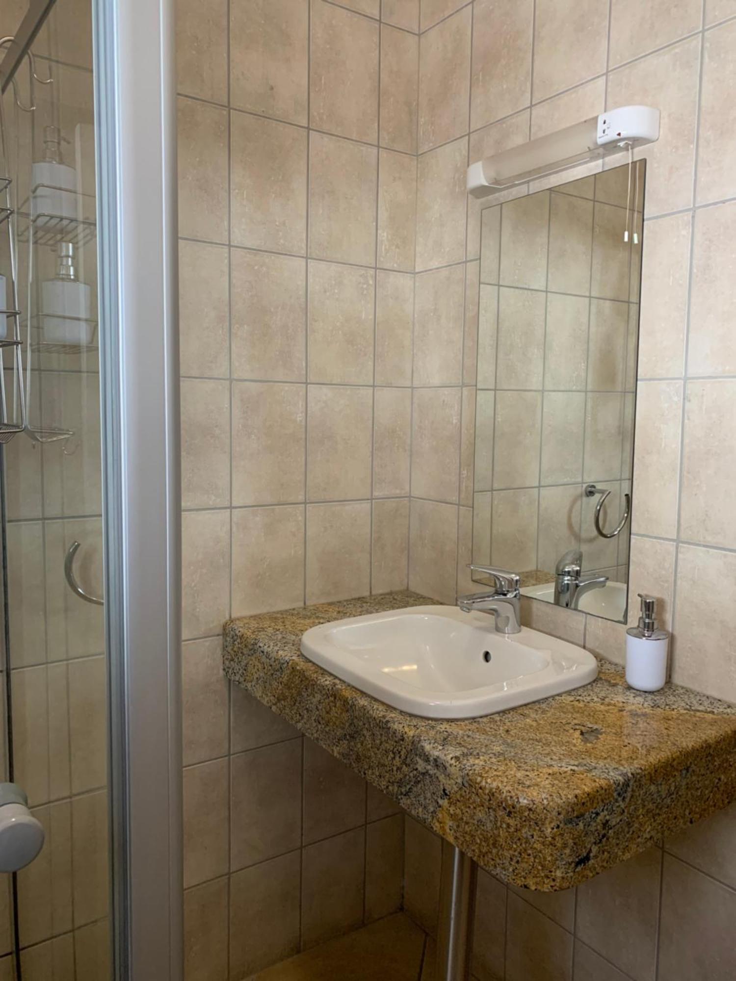 Hotel Pension Casa Africana Виндхук Экстерьер фото