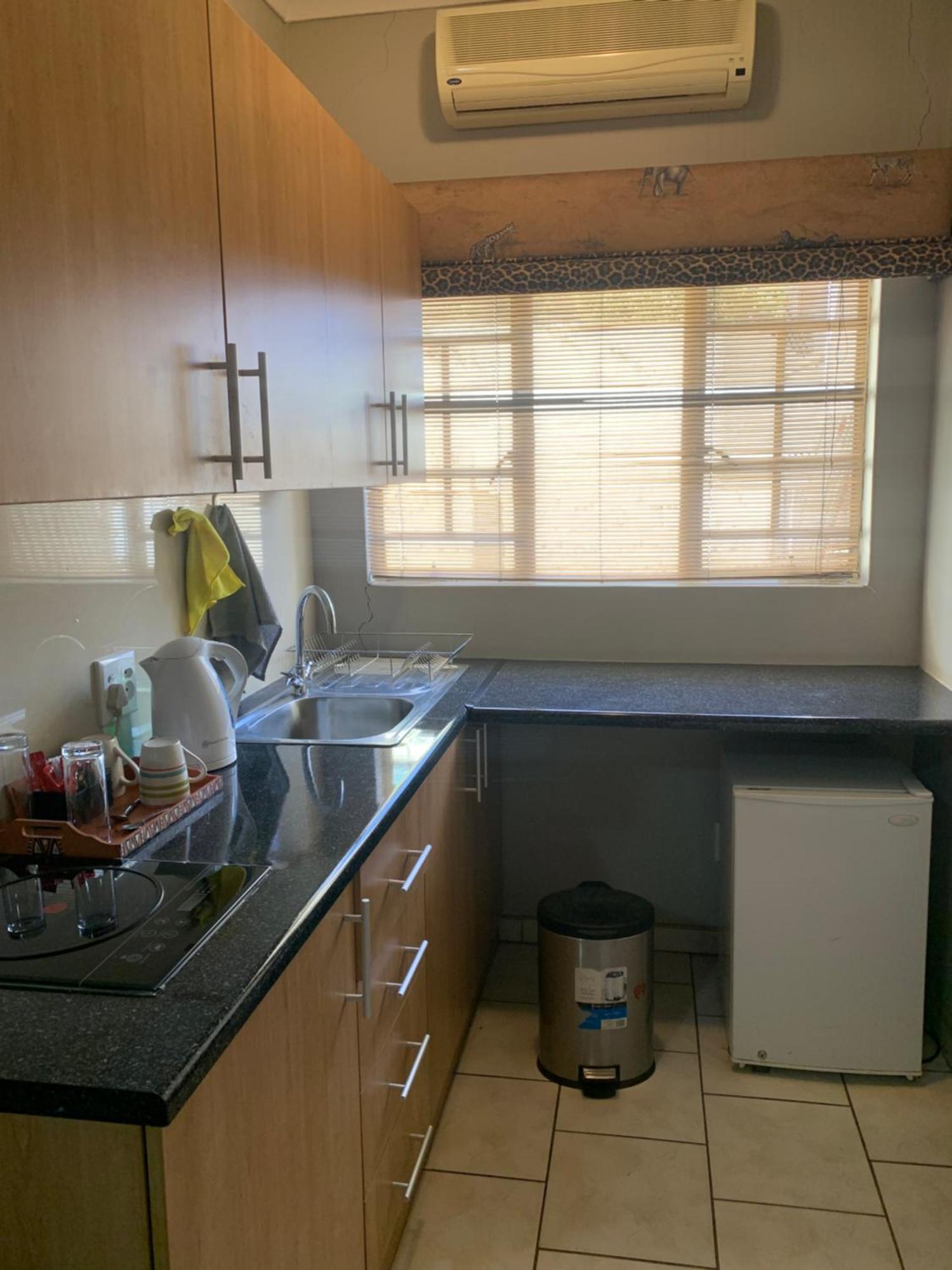Hotel Pension Casa Africana Виндхук Экстерьер фото