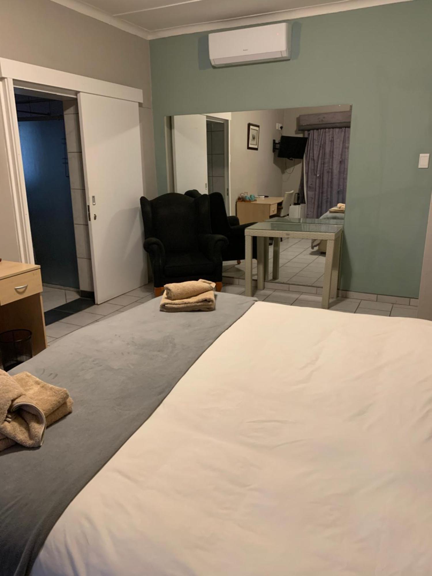 Hotel Pension Casa Africana Виндхук Экстерьер фото