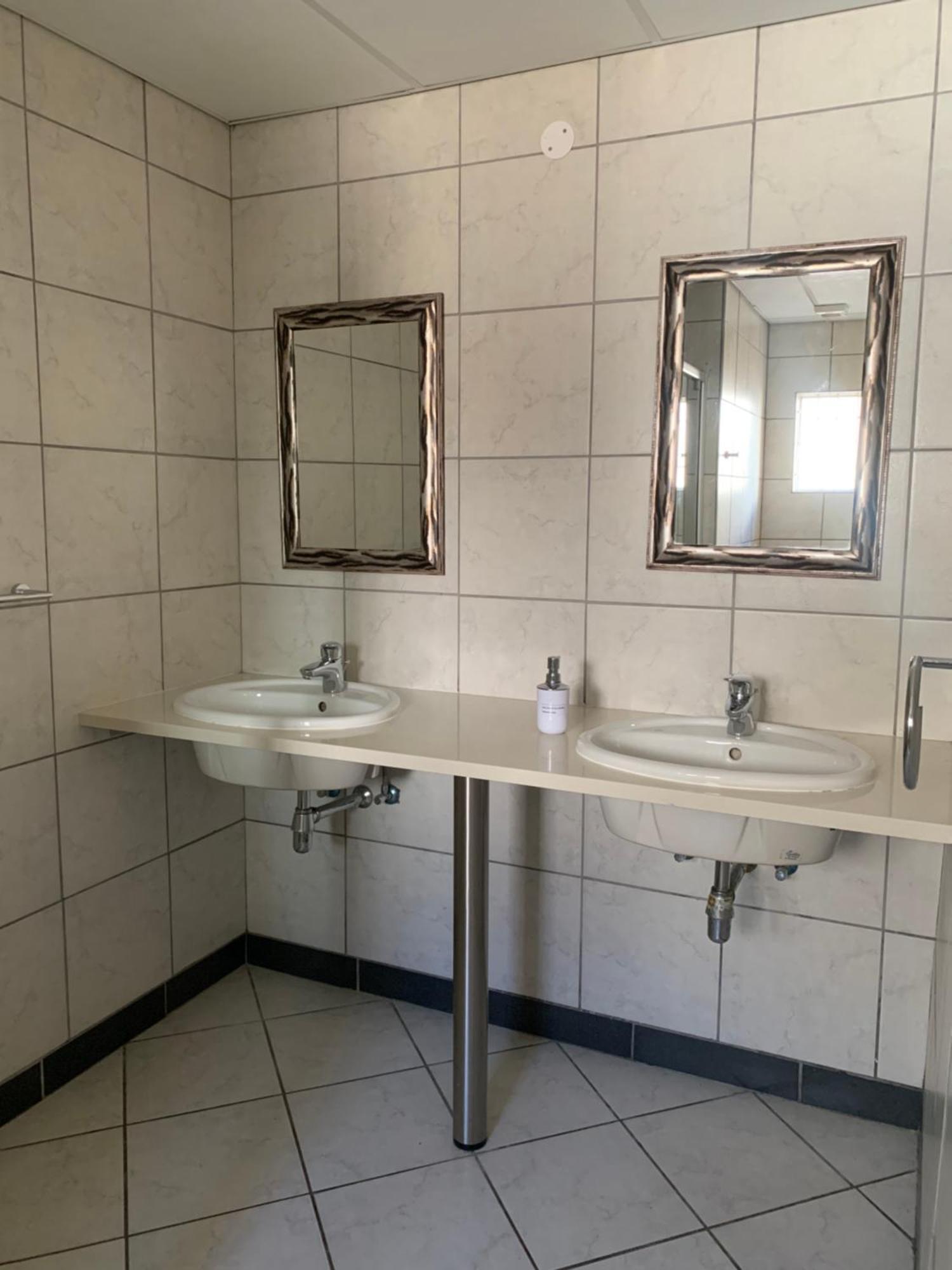 Hotel Pension Casa Africana Виндхук Экстерьер фото