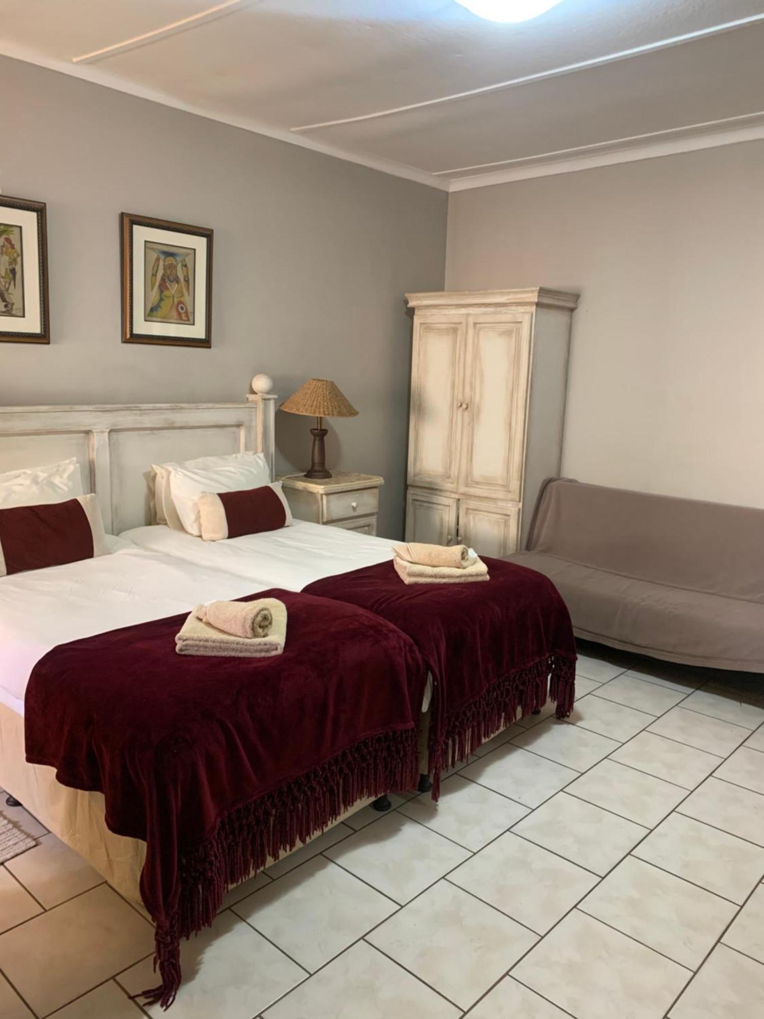 Hotel Pension Casa Africana Виндхук Экстерьер фото